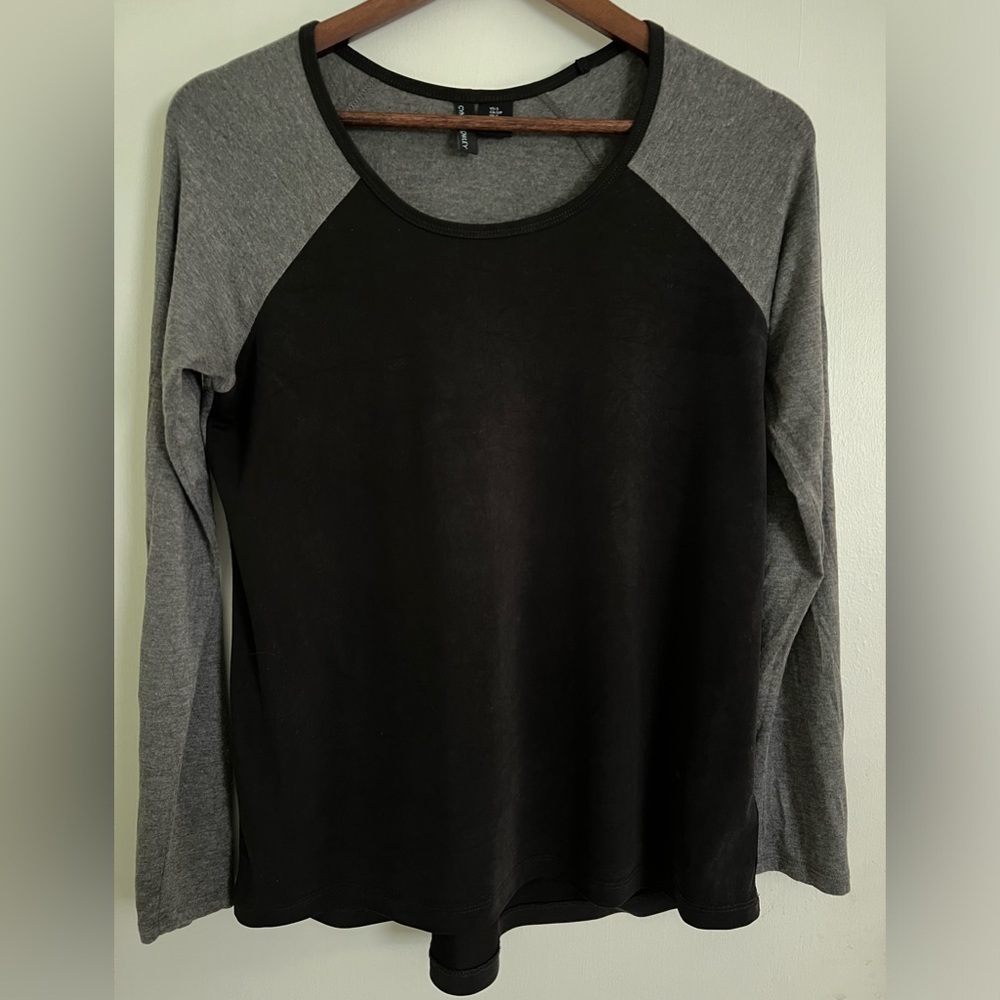 Cynthia Rowley Long Sleeved Two Tone Black/Gray T-Shirt, Size S